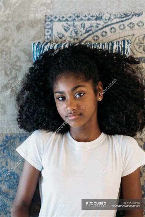 若い黒の十代の少女 ポルノ写真