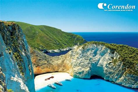 het griekse eiland zakynthos heeft een grillige westkust met hoge kliffen en idylische strandjes