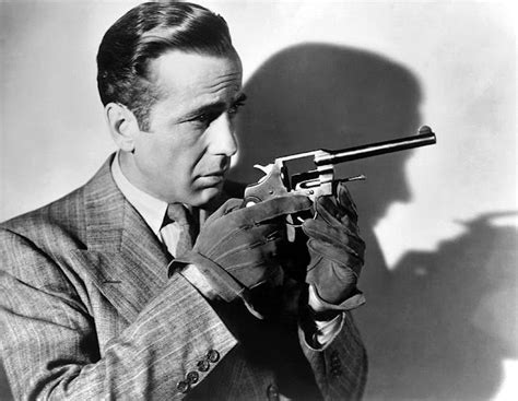 20 Amazing Vintage Photos Of Humphrey Bogart Posing As A Gangster With