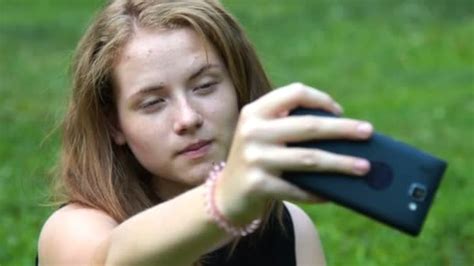 teenie mädchen macht selfie mit handy — stockvideo © rinika 122474424