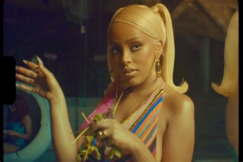 the best beauty looks from doja cat s ‘say so music video