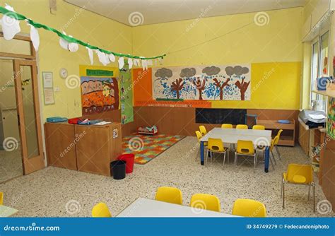klaslokaal  een kleuterschool met lijsten en gele stoelen stock afbeelding image  opvoeder
