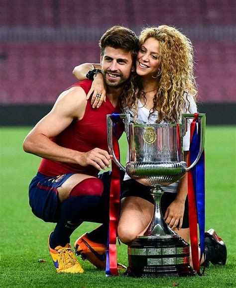 Shakira And Partner Gerard Pique Mebarak 2011 Pareja Futbol