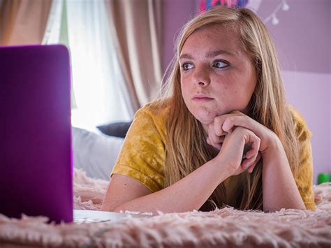 sundance 2018 review eighth grade is a one of a kind coming of age masterpiece that shouldn t
