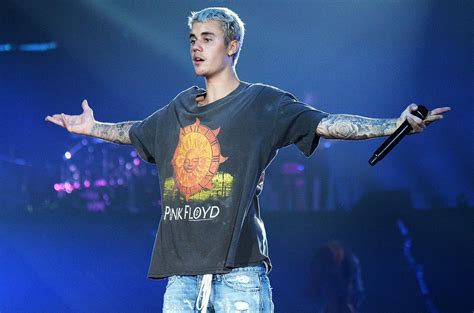 Justin Bieber Refuses Fan S Hug Request Watch Billboard