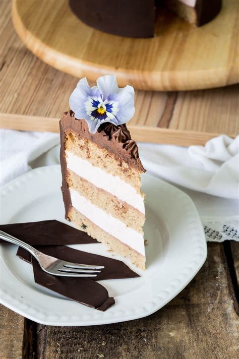 maroni torte mit erdbeerfuellung und zartbitterganache chestnut