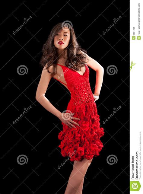 femme asiatique de rouge de robe de crochet photo stock image du noir femme 8581366