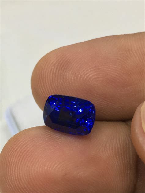 natural ceylon vivid blue sapphire lihiniya gems