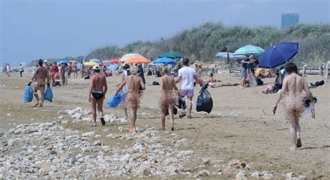 sesso e scambisti in spiaggia a jesolo esplode la protesta il mattino it