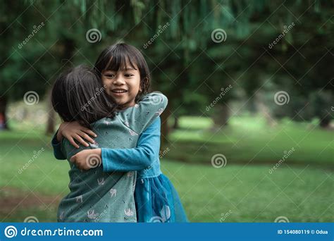 due bambine che si abbracciano per perdonare immagine