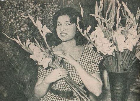 كاريمان تحتضن الزهور فى عيد الربيع egyptian actress classic films