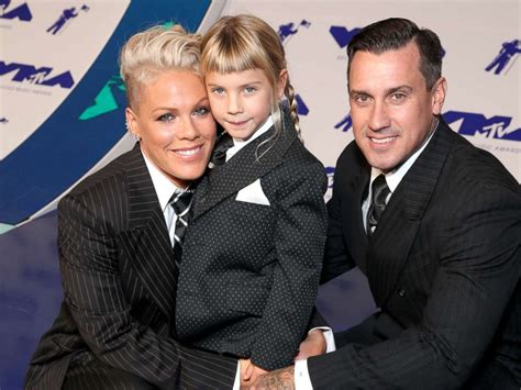 pink hilariously explains photo of daughter receiving 100 for lost tooth it was a bet abc news