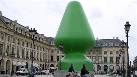 non cette sculpture verte de 24 m installée place vendôme n est pas un sextoy