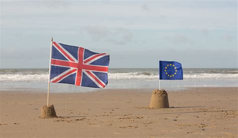 eeg en union jack vlag vliegen op een strand stockfoto en meer beelden van brexit brexit