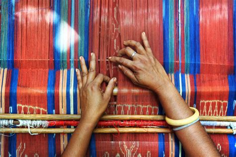lipa saqbe kerajinan tenun berbahan sutra khas suku mandar