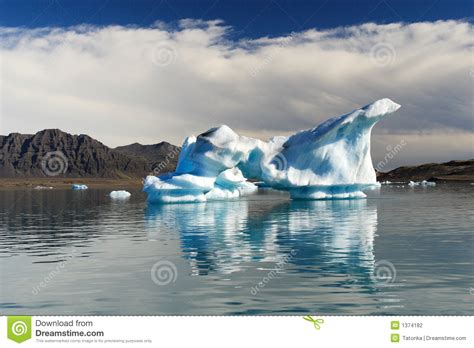 ijslandse ijsbergen stock foto image  stroom zwevend
