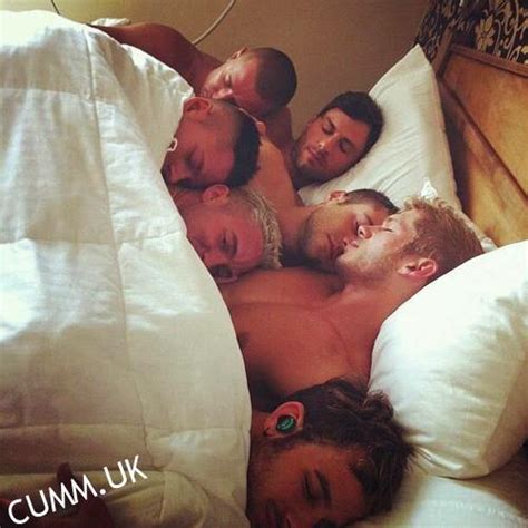 str8 men sleep naked 8 ƂuᴉlᴉƎƆ ƎꞍꞱ uo ƂuᴉɅᴉl