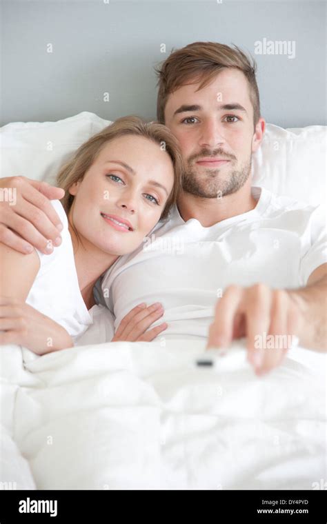 Couple Making Love In Bed Banque De Photographies Et Dimages à Haute