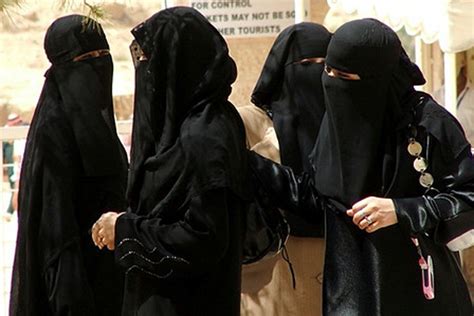 saudi embassy warns saudis of austria s new burqa ban