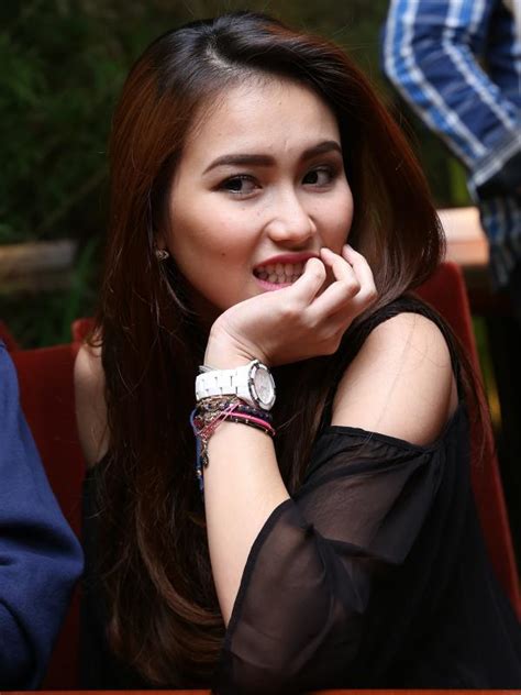 foto foto hot ayu ting ting beredar tanpa sensor artis seksi