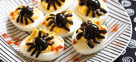 duivelse eieren met spin van olijf halloweenrecept recept gevulde eieren recept gezonde