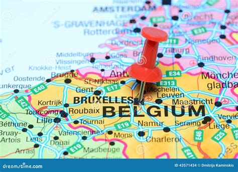 brussel op een kaart van europa wordt gespeld dat stock foto image  aardrijkskunde belgie