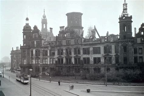 die ruine des residenzschloss  dresden dresden ruinen zeitreise