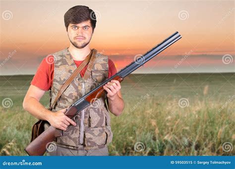 jager met zijn geweer stock afbeelding image  achtervolging