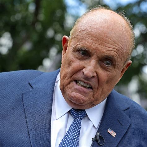 rudy giuliani finds    disgrace   insulting queen