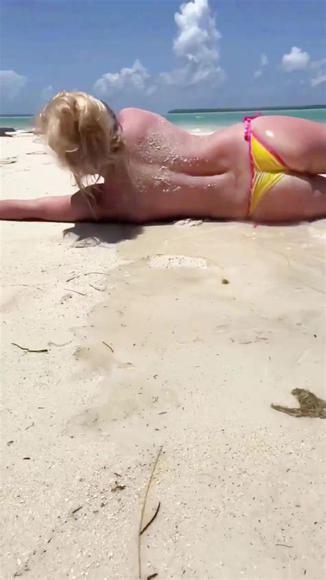 britney spears flashes her nude tits as she poses topless on the beach