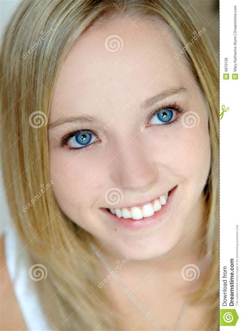 mooie tiener met blauwe ogen stock foto afbeelding 6870136