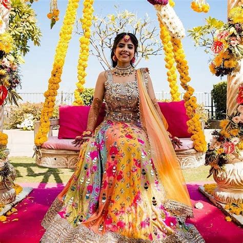 traditional look but stylish bridal dresses for mehndi ceremony in 2020
