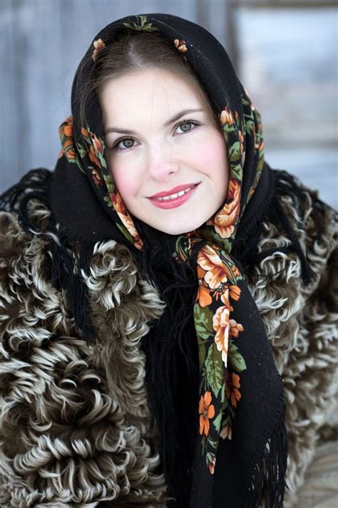 a pretty girl in a russian pavlovsky posad shawl russian shawl À