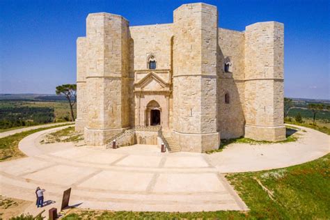 castel del monte misteriosa fortezza  puglia koobcamp news