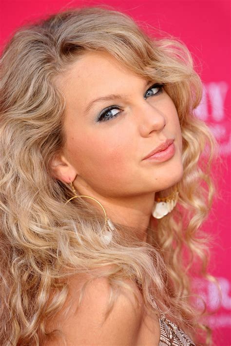 Taylor Swift Natural Curls Twitter Video 2017 Popsugar Beauty