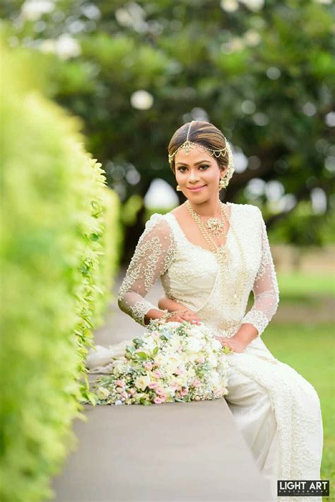 modern kandyan bride bridesmaid saree bride bridal wear