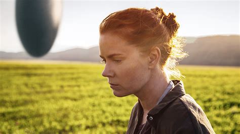 arrival review amy adams extraterrestrial drama bows at venice variety