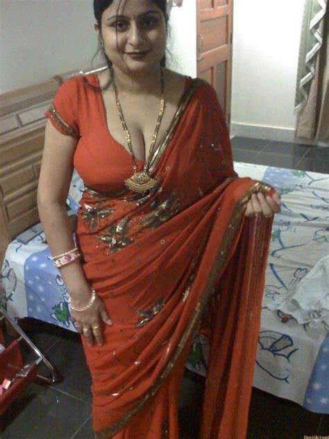 hot mallu real house aunty in saree hot actress and aunty