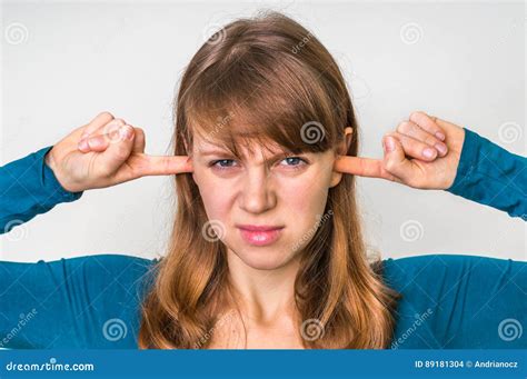 de vrouw sluit oren met vingers tegen hevig lawaai te beschermen stock foto image  hoofd