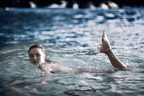 ミランダ・カー、美しく泳ぐ“リアル人魚”ショットにくぎづけ 概要 日刊大衆 芸能 ニュース
