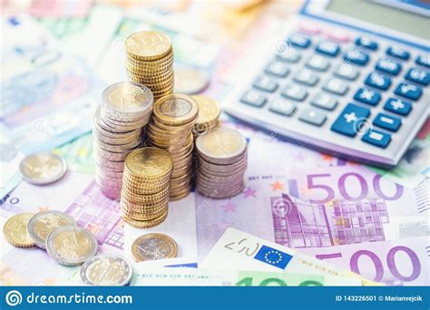 close  euro muntstukken en bankbiljetten met calculator stock afbeelding image  zaken