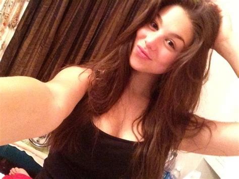 Kira Kosarin Cleavage Collection 15 Photos Thefappening