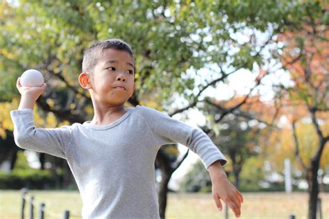 throwing   teach kids  throw correctly active  life