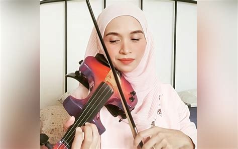 desperate single mom plays  violin  feed  kids  malaysia