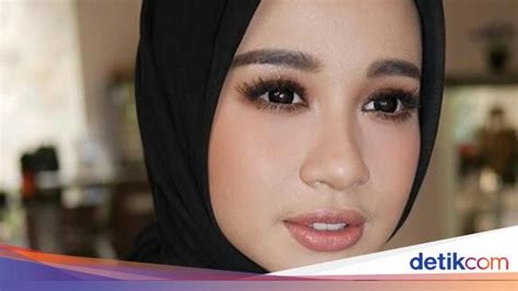 Cantik Cantik Berkumis Ini 6 Artis Wanita Indonesia Yang Punya Kumis Tipis