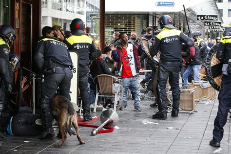 politie rotterdam arresteert honderd relschoppers nrc