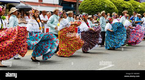Bailarines De Panamá En Coloridos Trajes Wow A Los Espectadores Con Sus
