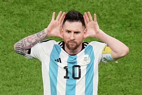 leo messi celebrated  holding  hands   ears  facing  netherlands bench