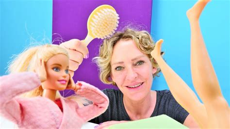 nicoles spa salon barbie bekommt eine massage puppen video auf