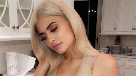 Kylie Jenner Cooks Lasagna While Snapping Selfies In Her Underwear